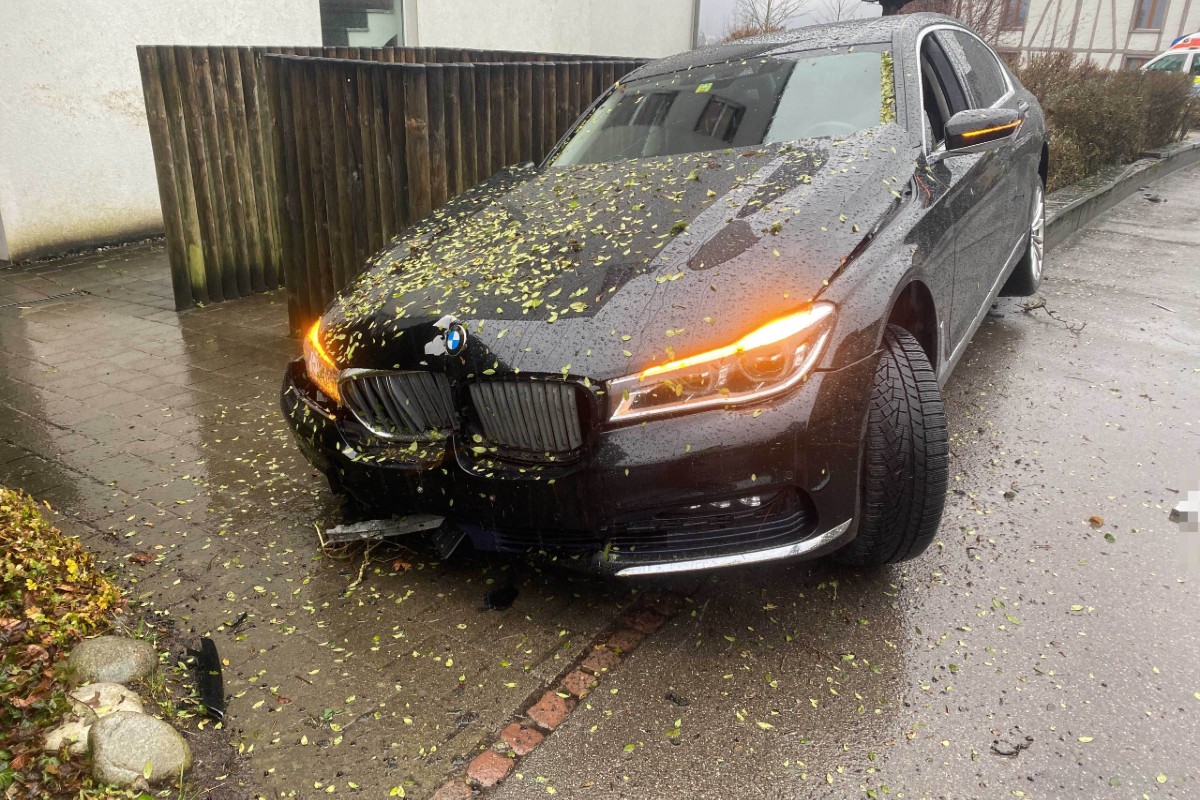 Der Schaden am Fahrzeug ist erheblich.