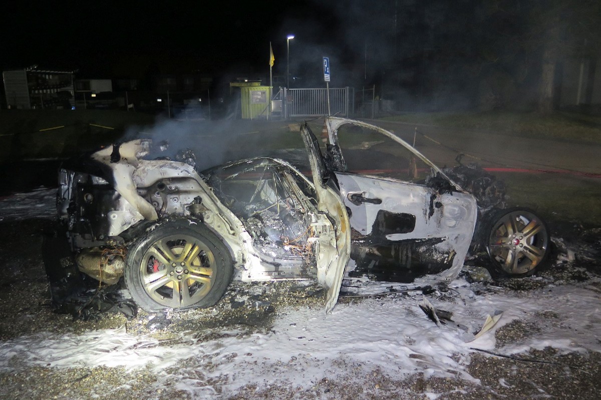 Therwil BL - Auto in Vollbrand