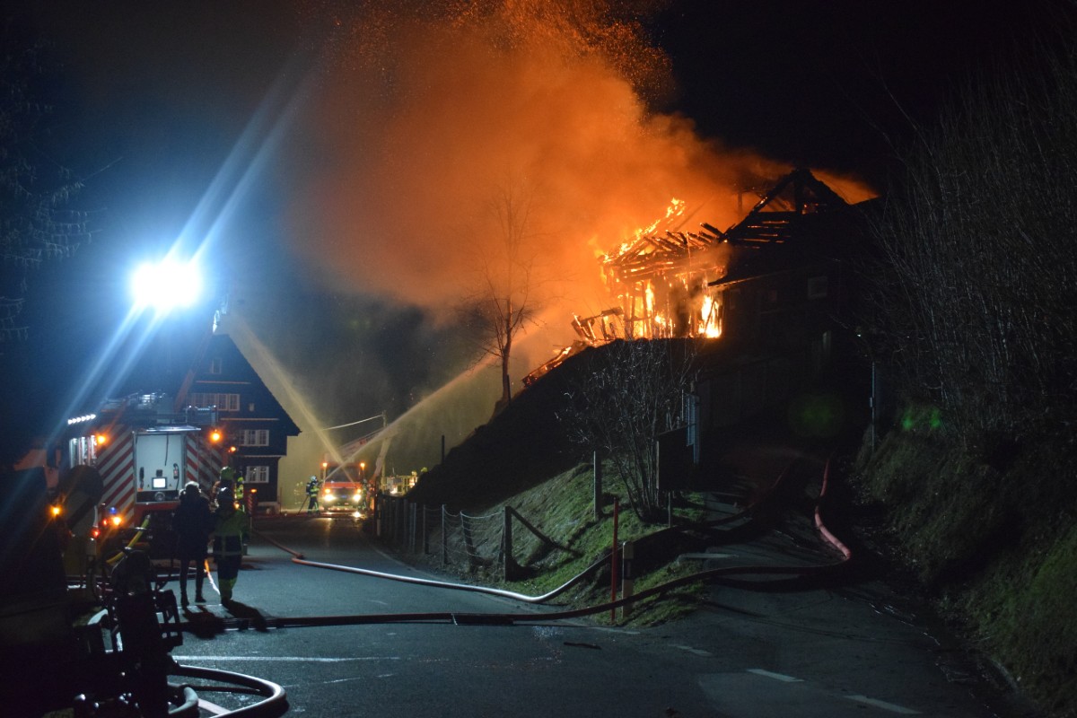 In Schwellbrunn AR brannte ein Wohnhaus mit Stall.
