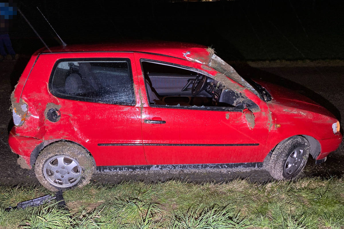 Auto überschlägt sich bei Selbstunfall