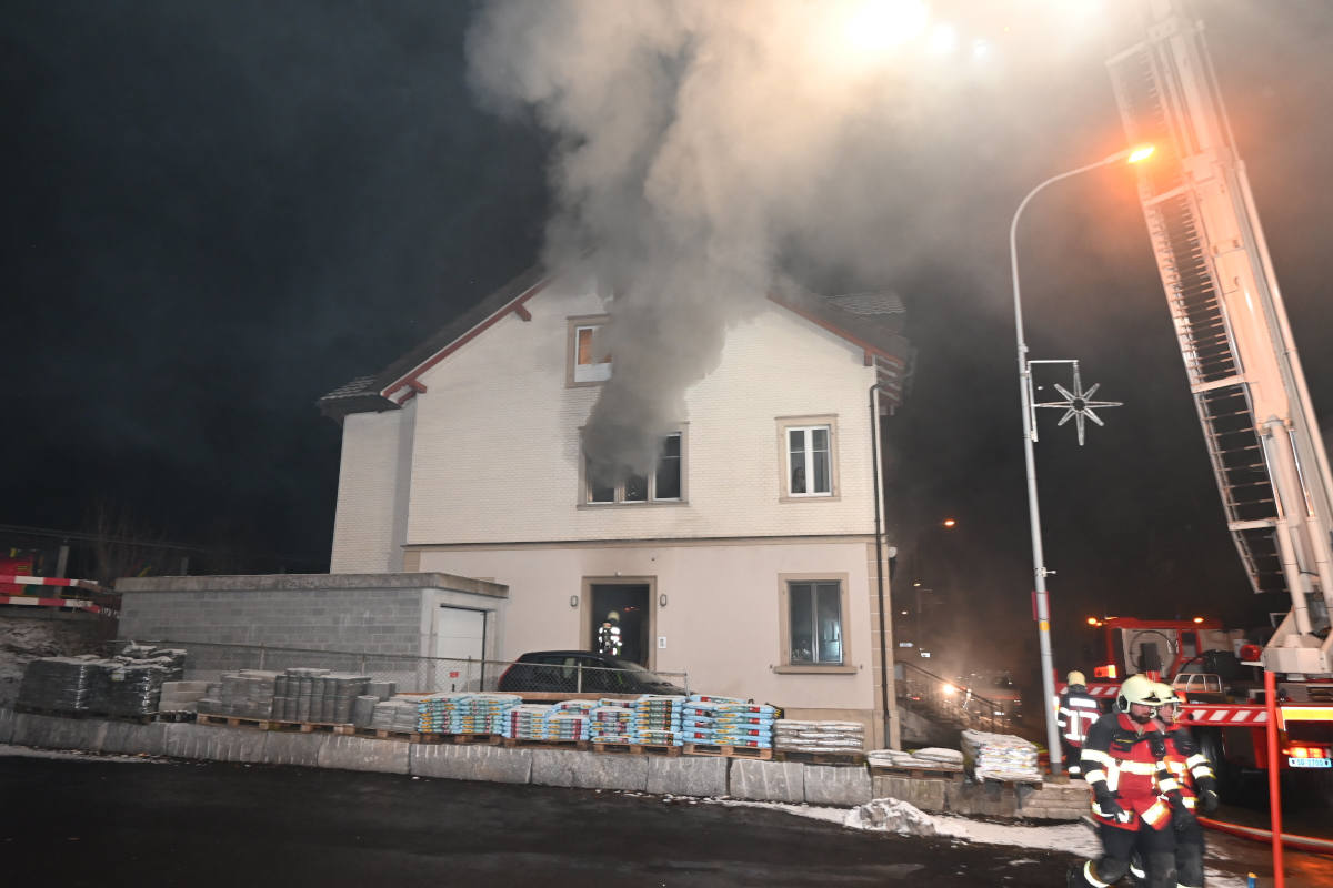 Ganterschwil SG – Personen bei Brand mittels Hubretter aus Gebäude gerettet