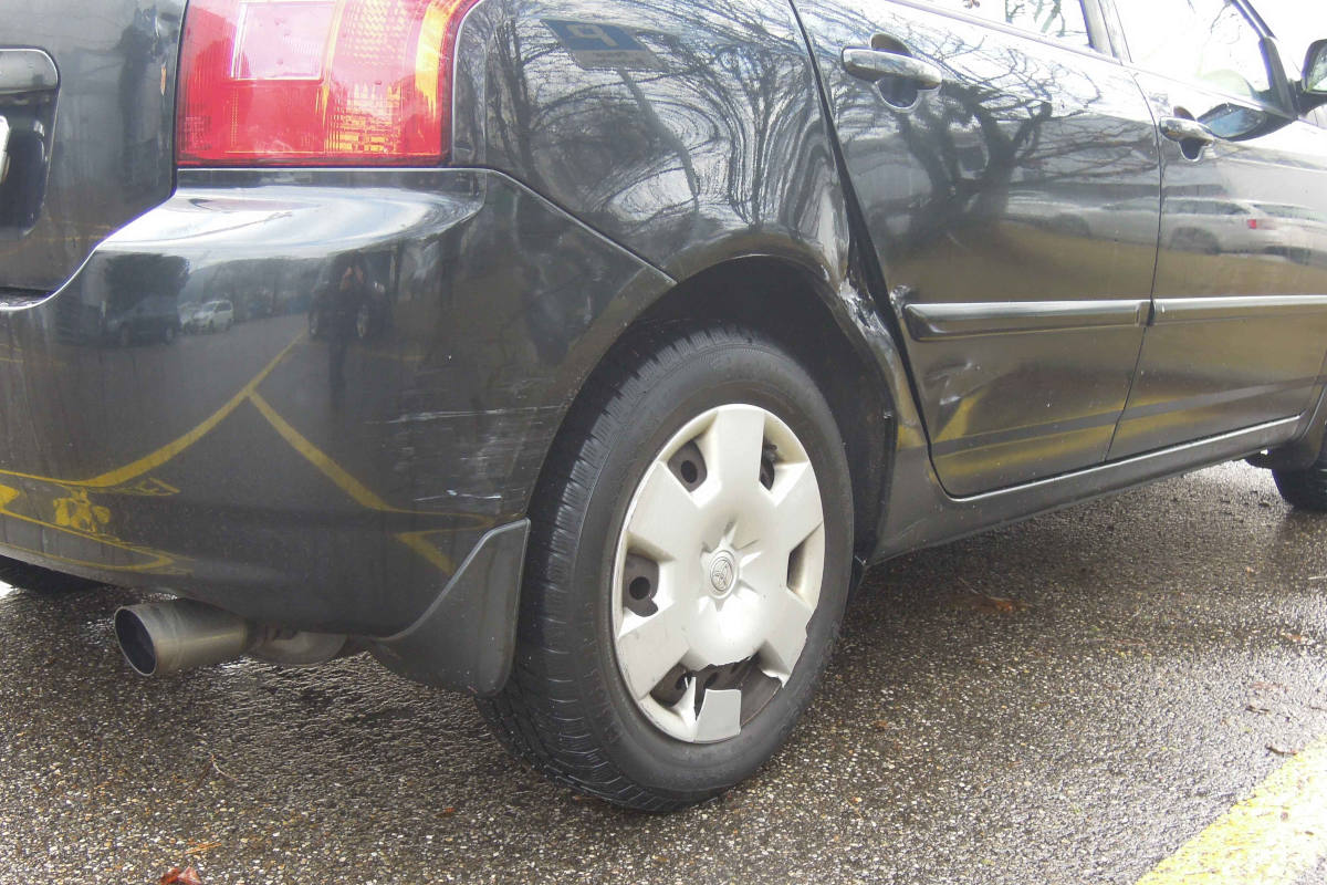 Auto nach Kollision beschädigt