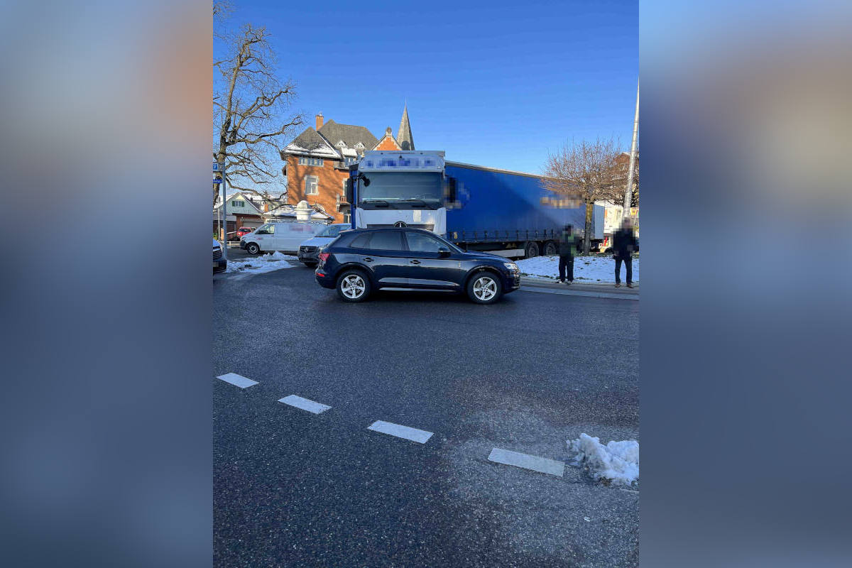 Wil SG – Sattelschlepper kollidiert im Kreisel zweimal