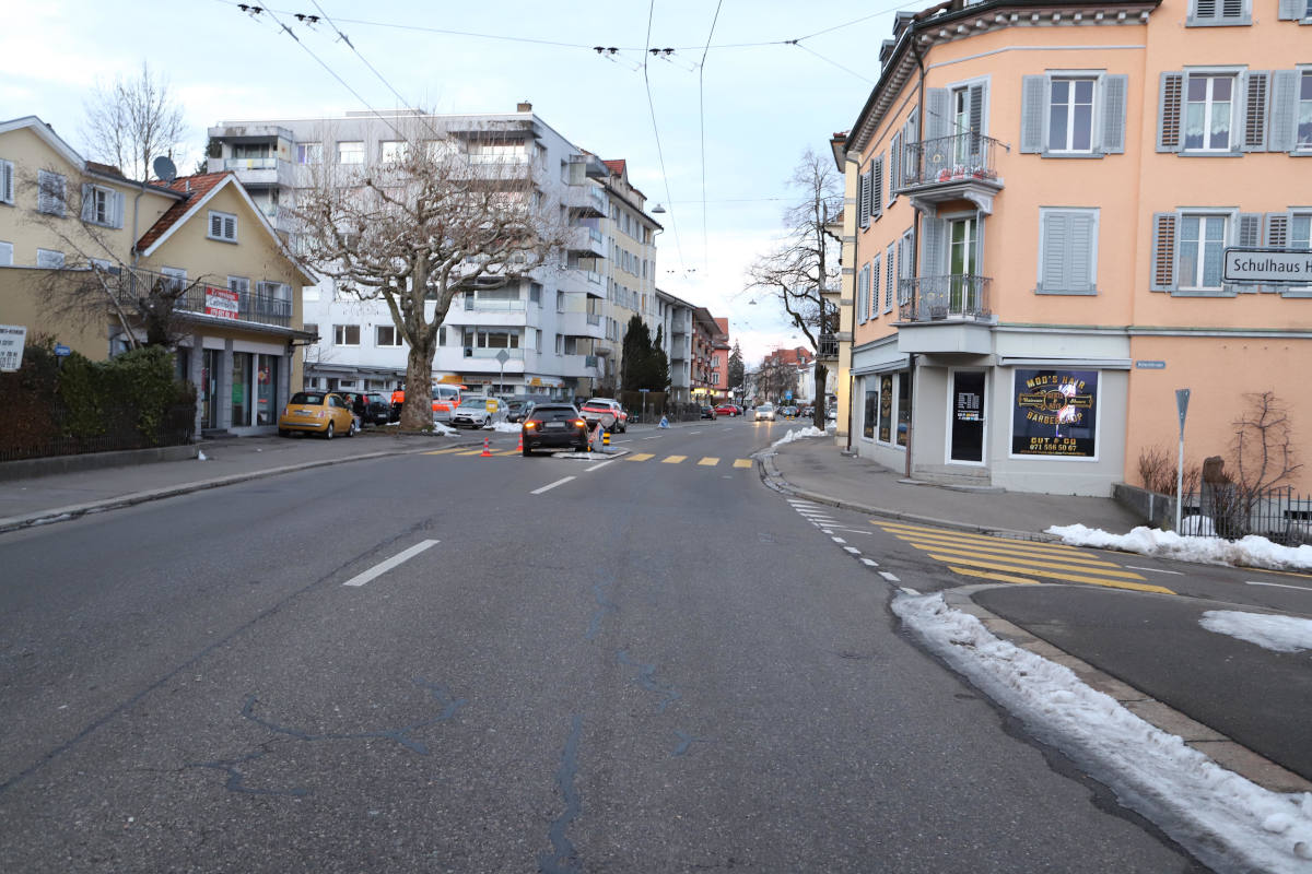 St. Gallen – Autofahrerin prallt gegen Verkehrstafel