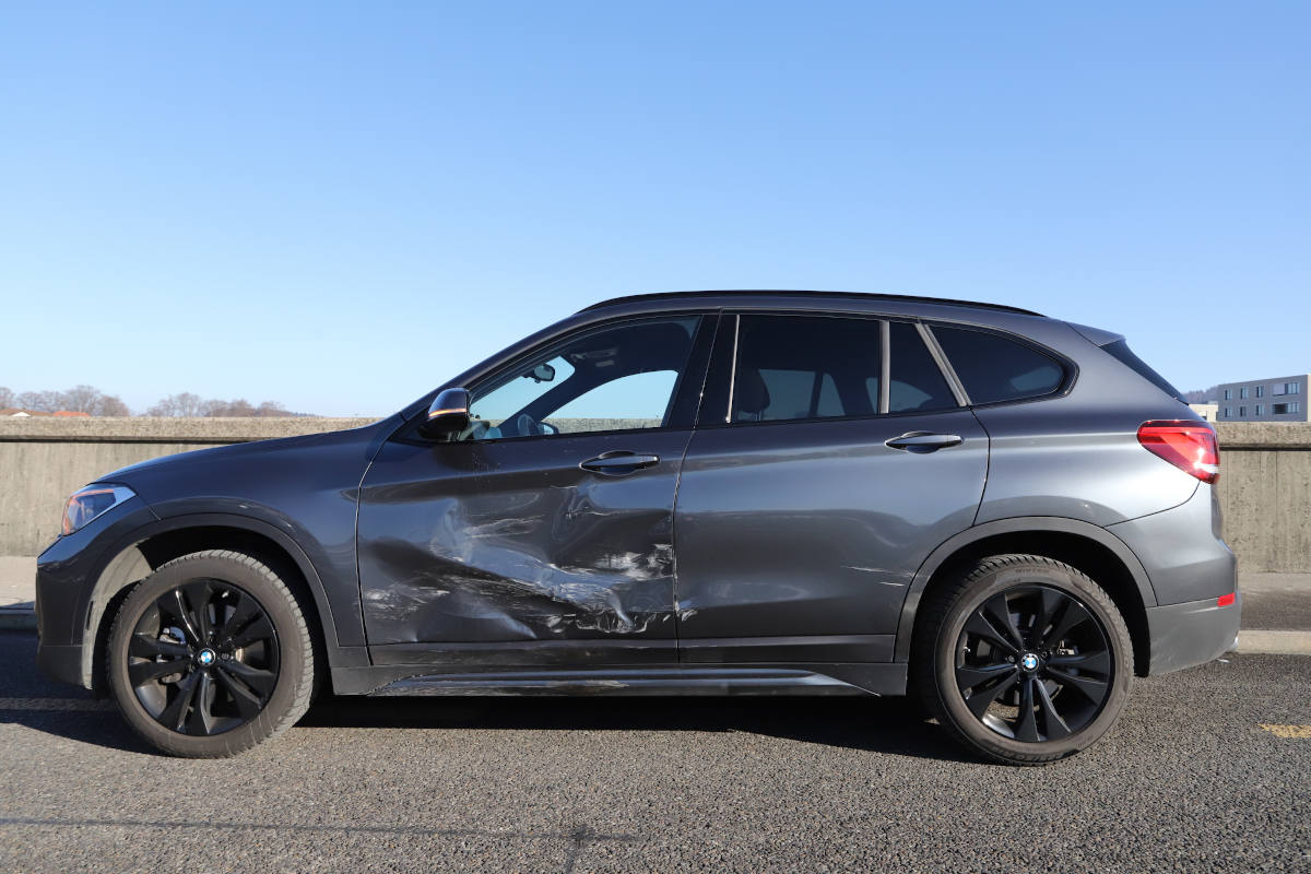 Unfallfahrzeug auf der Splügenstrasse