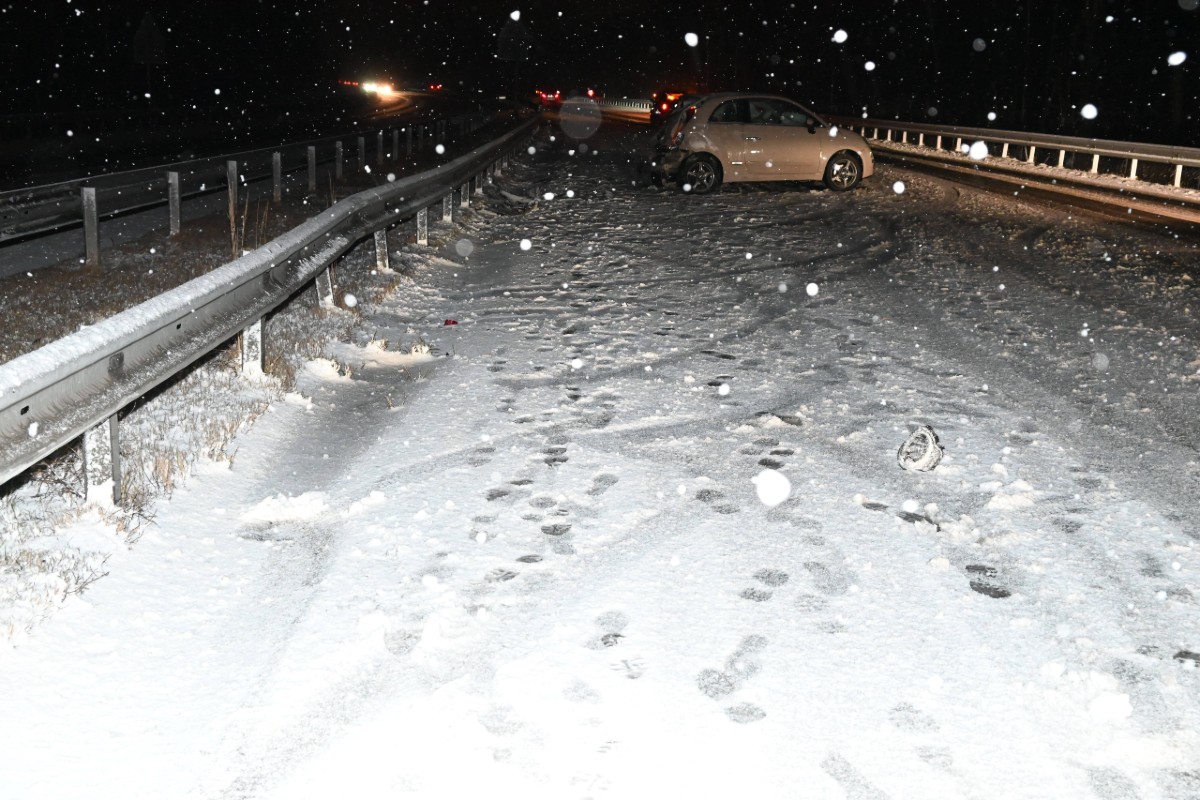 Mehrere Unfälle auf schneebedeckter Strasse.
