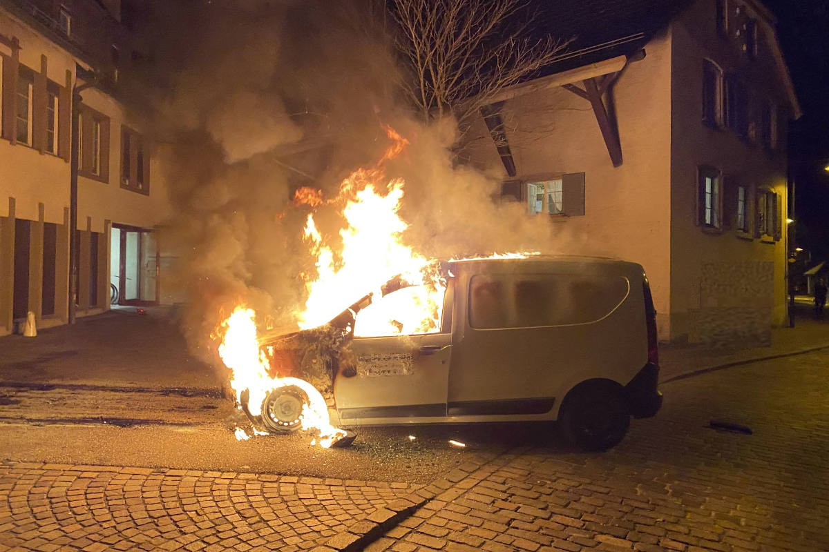 Fahrzeugbrand erfordert Feuerwehreinsatz