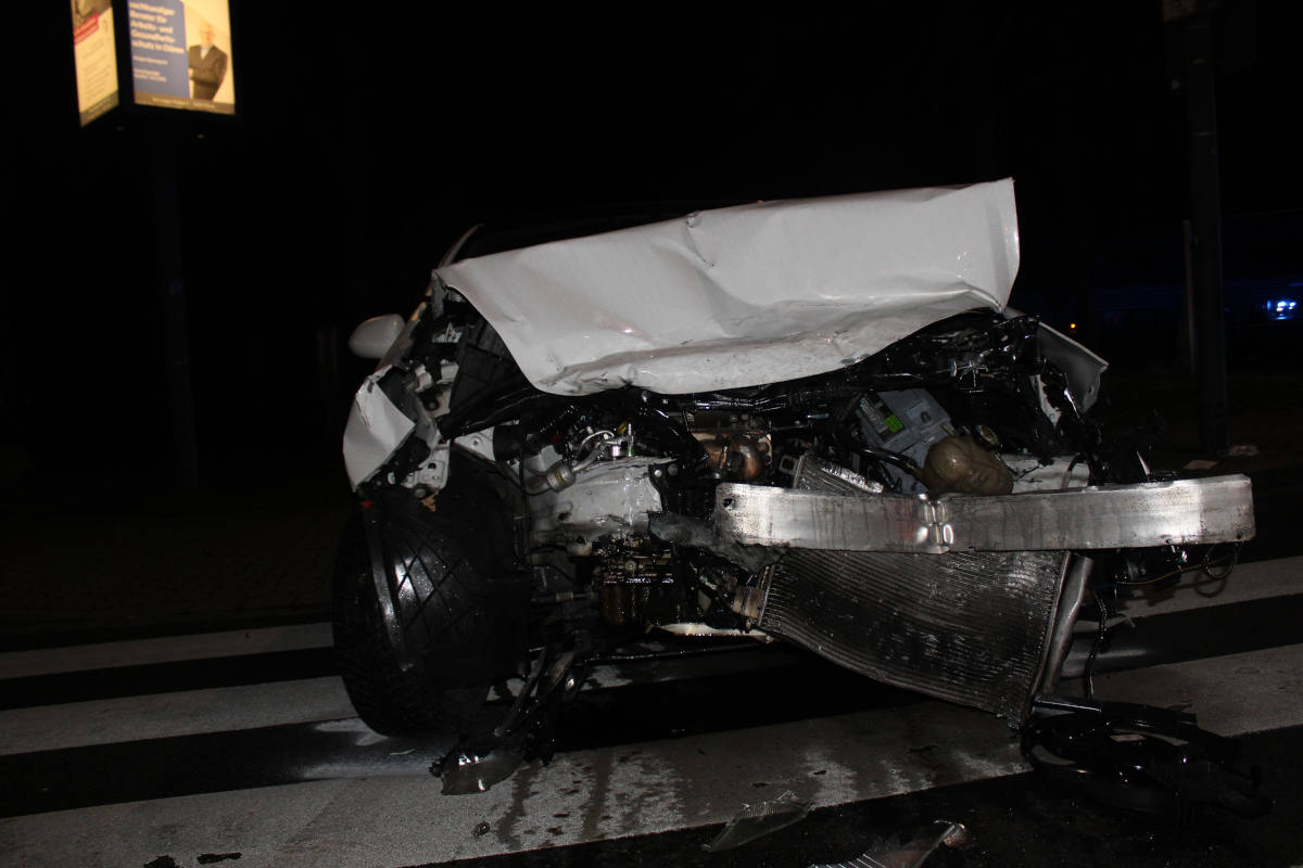 Verletzte und hoher Sachschaden bei Unfall vor Polizeiwache