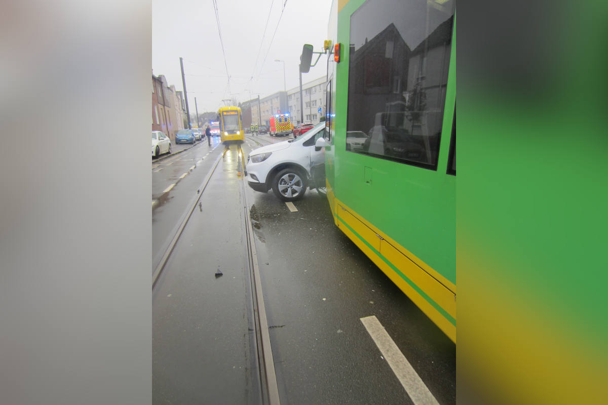 Verkehrsunfall zwischen PKW und Straßenbahn