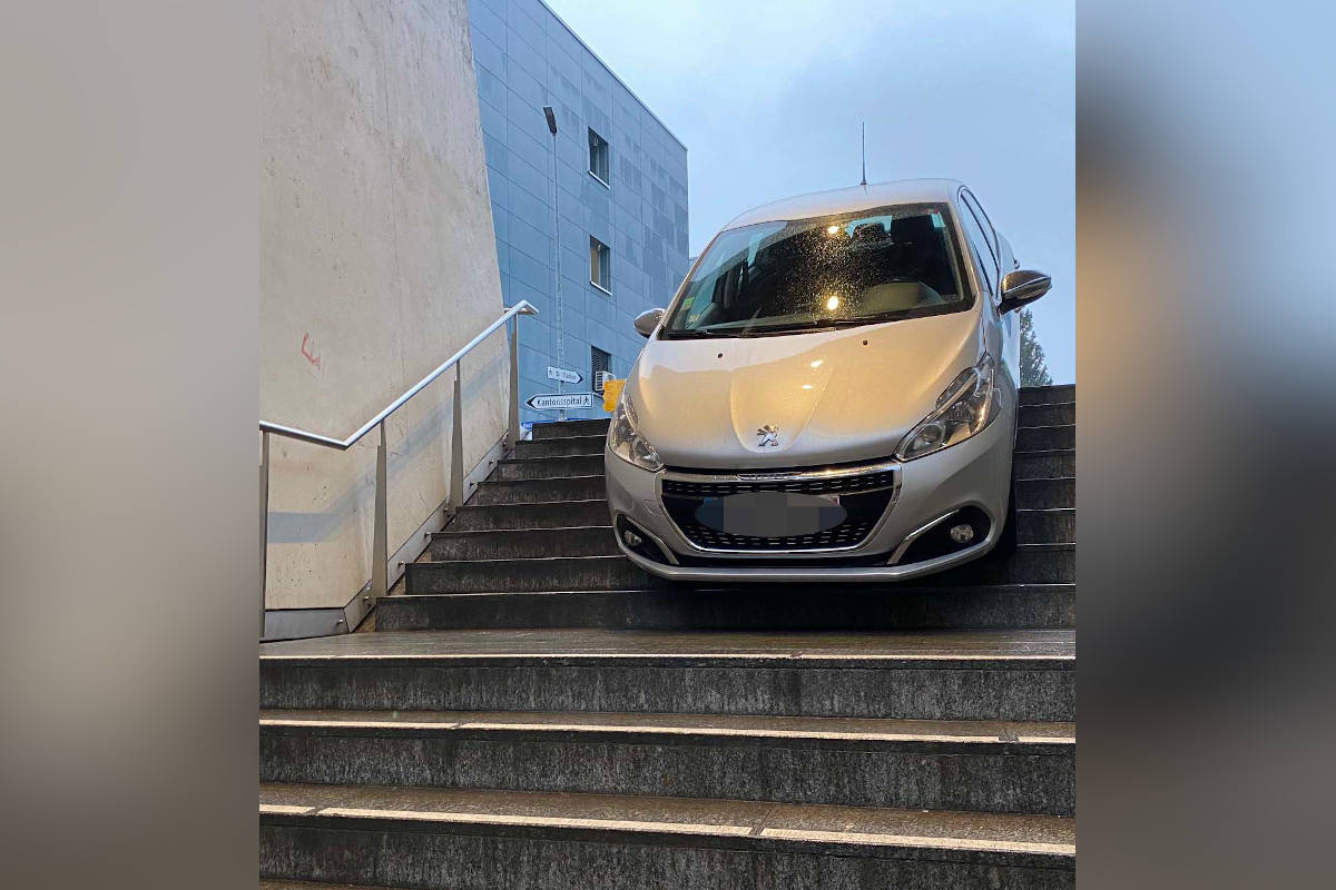 Personenwagen fährt in Fussgängerunterführung