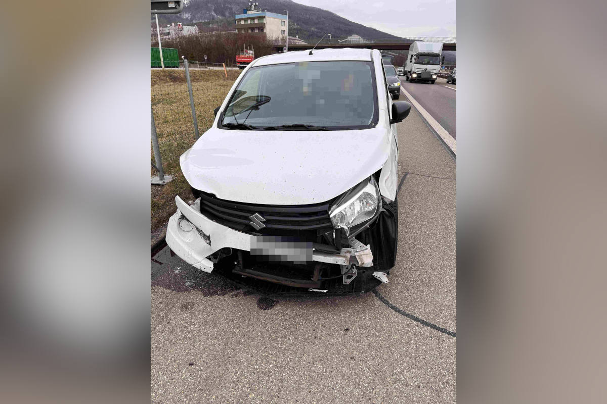 Kollision zwischen zwei Autos auf der A1