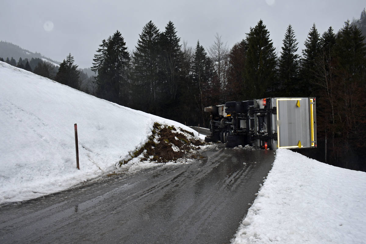 Lastwagen nach Selbstunfall zur Seite gekippt