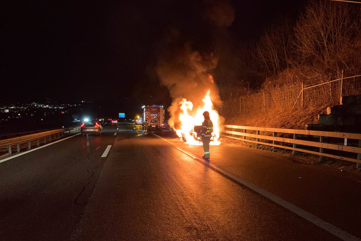 Auto brennt auf Pannenstreifen der A2 vollständig aus