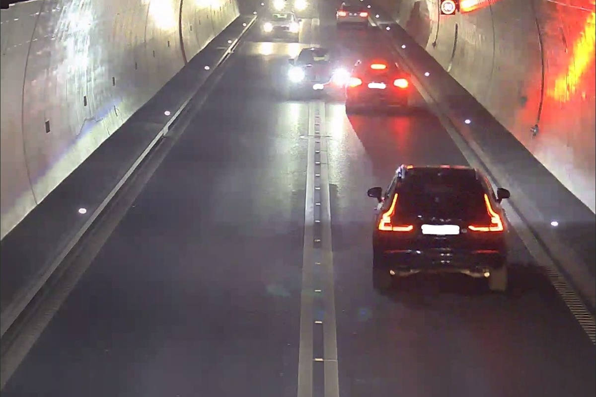 Glück im Unglück bei heftiger Streifkollision im Autostrassentunnel A8 Sachseln/OW