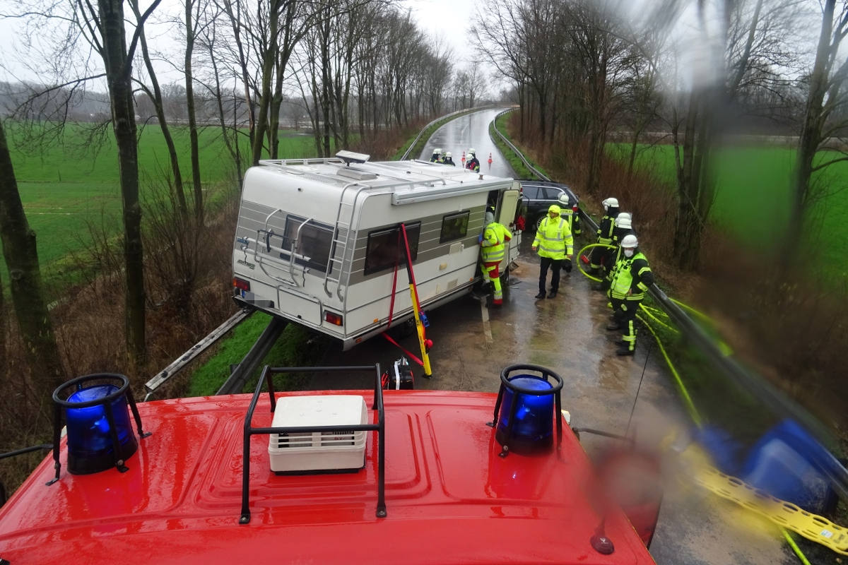 Verkehrsunfall zwischen Wohnmobil und PKW