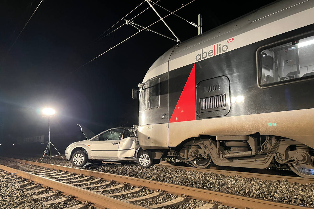 Verkehrsunfall mit Schienenfahrzeug ruft Feuerwehr auf den Plan
