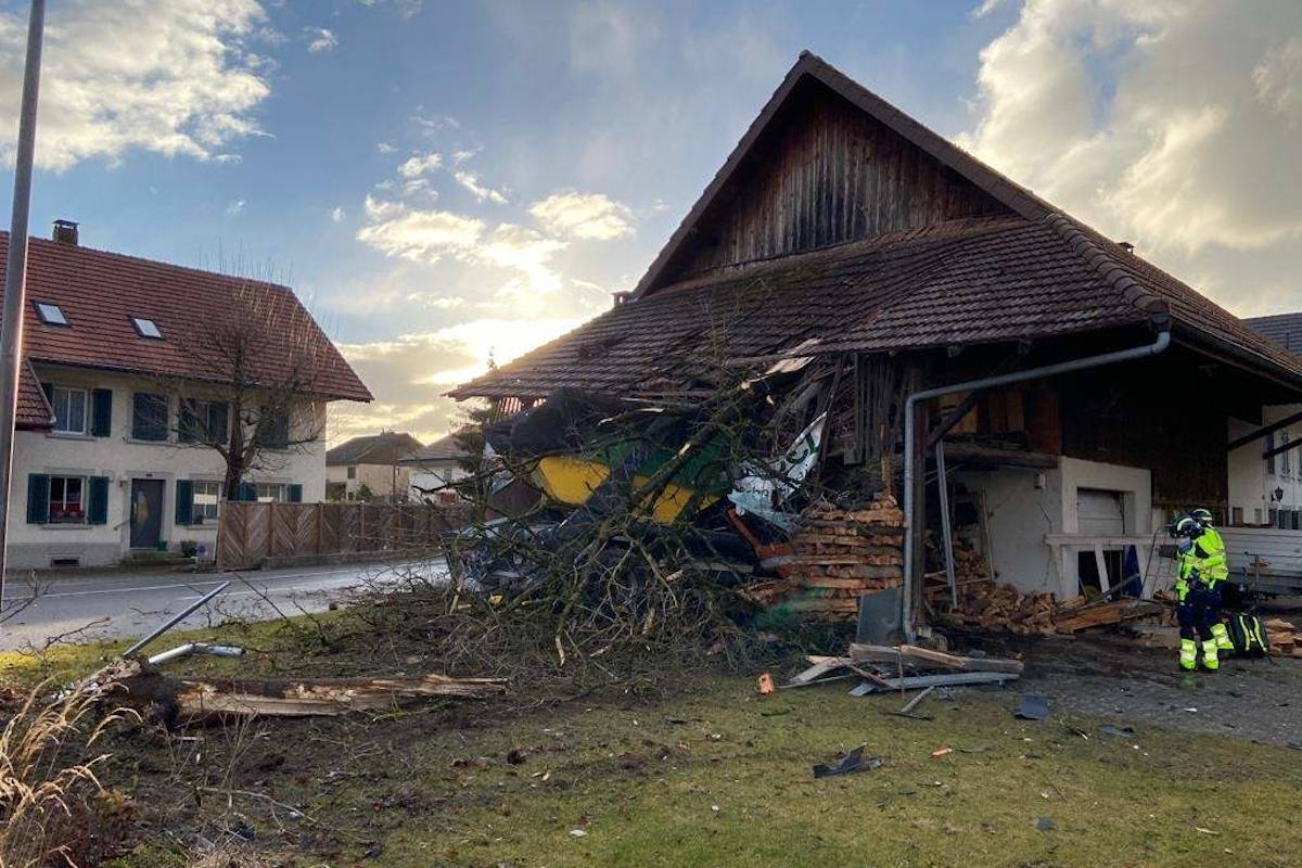 Lastwagen prallt in Hausmauer