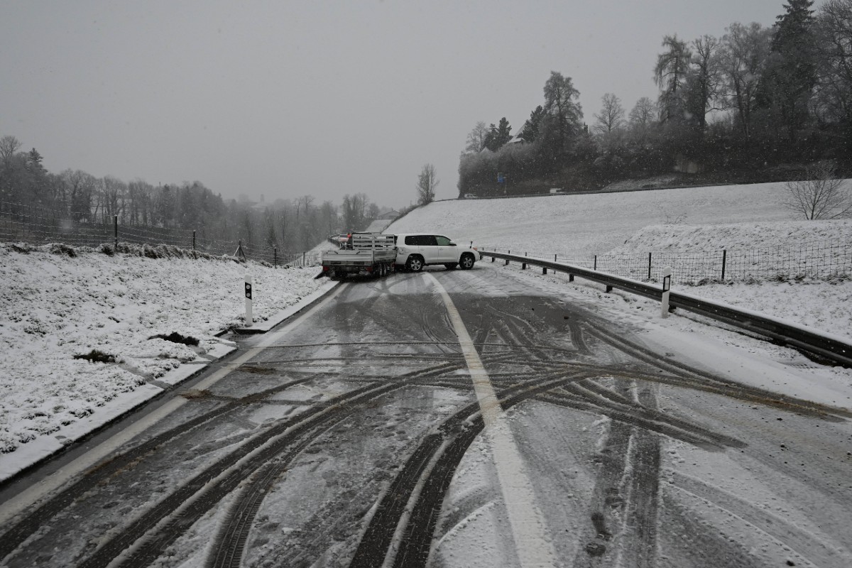 Dietfurt SG - Frontalkollision auf schneebedeckter Strasse