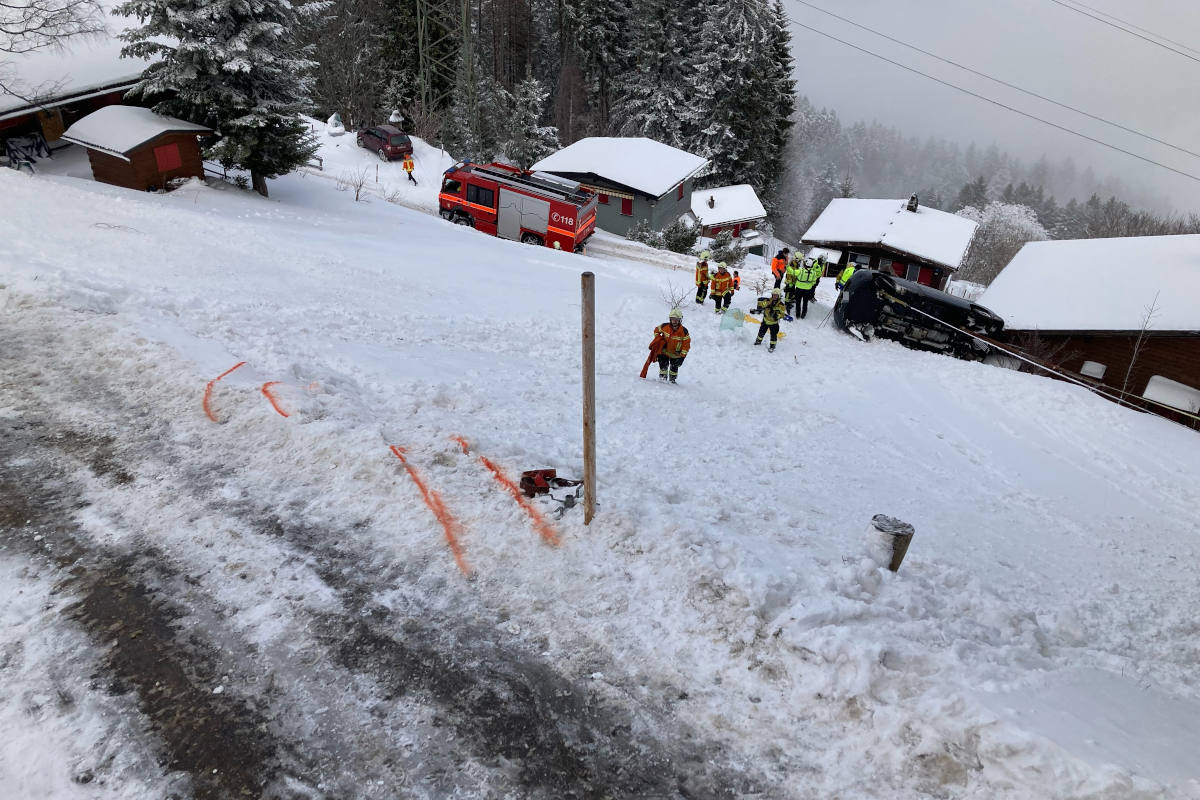 Spektakulärer Selbstunfall endet auf Dach eines Ferienhauses