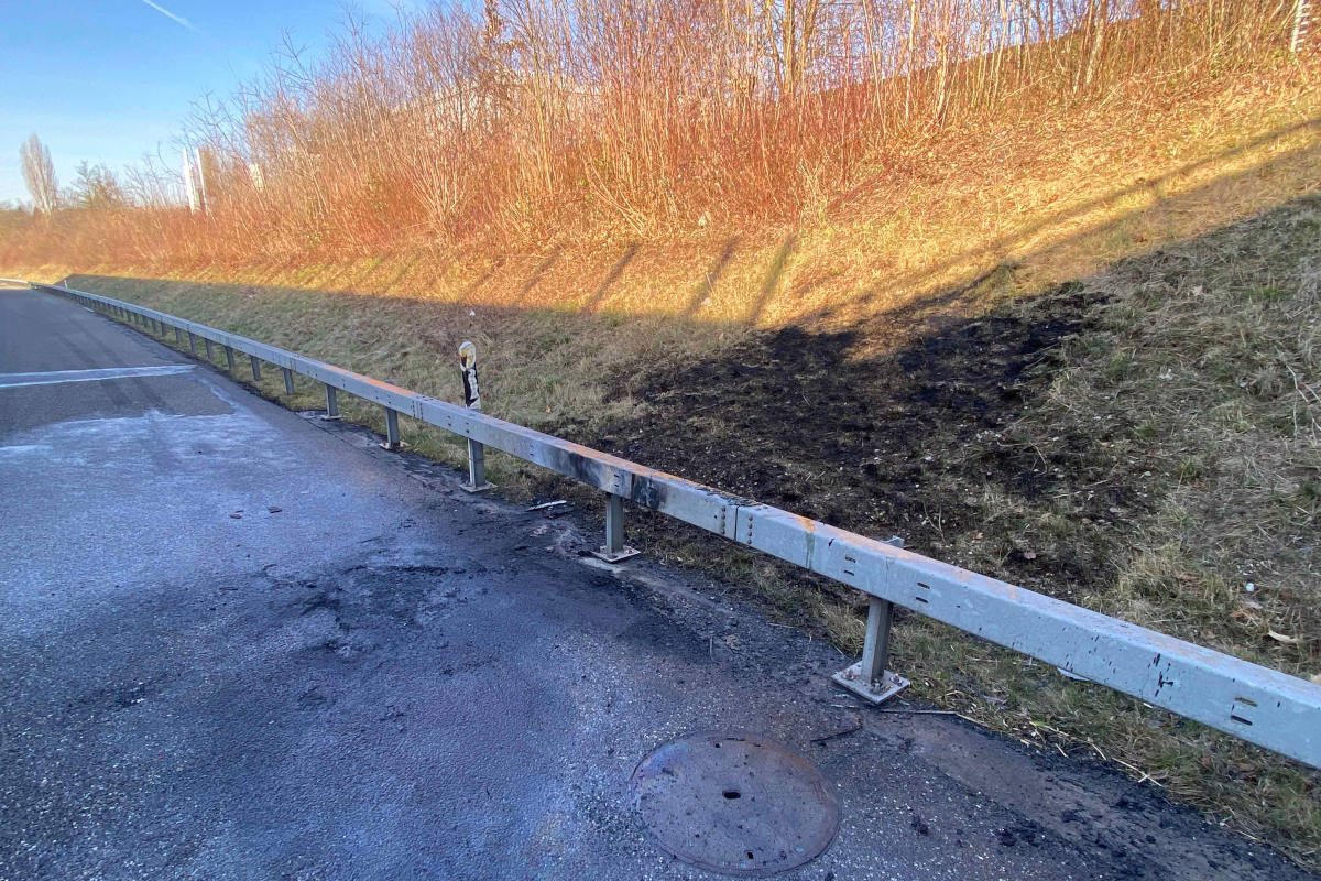 Personenwagen brennt komplett aus auf der A1