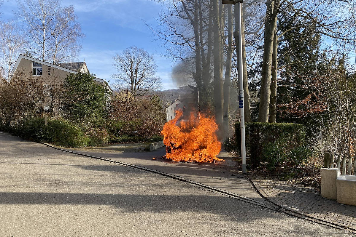 Fahrzeugbrand erfordert Feuerwehreinsatz in Arlesheim