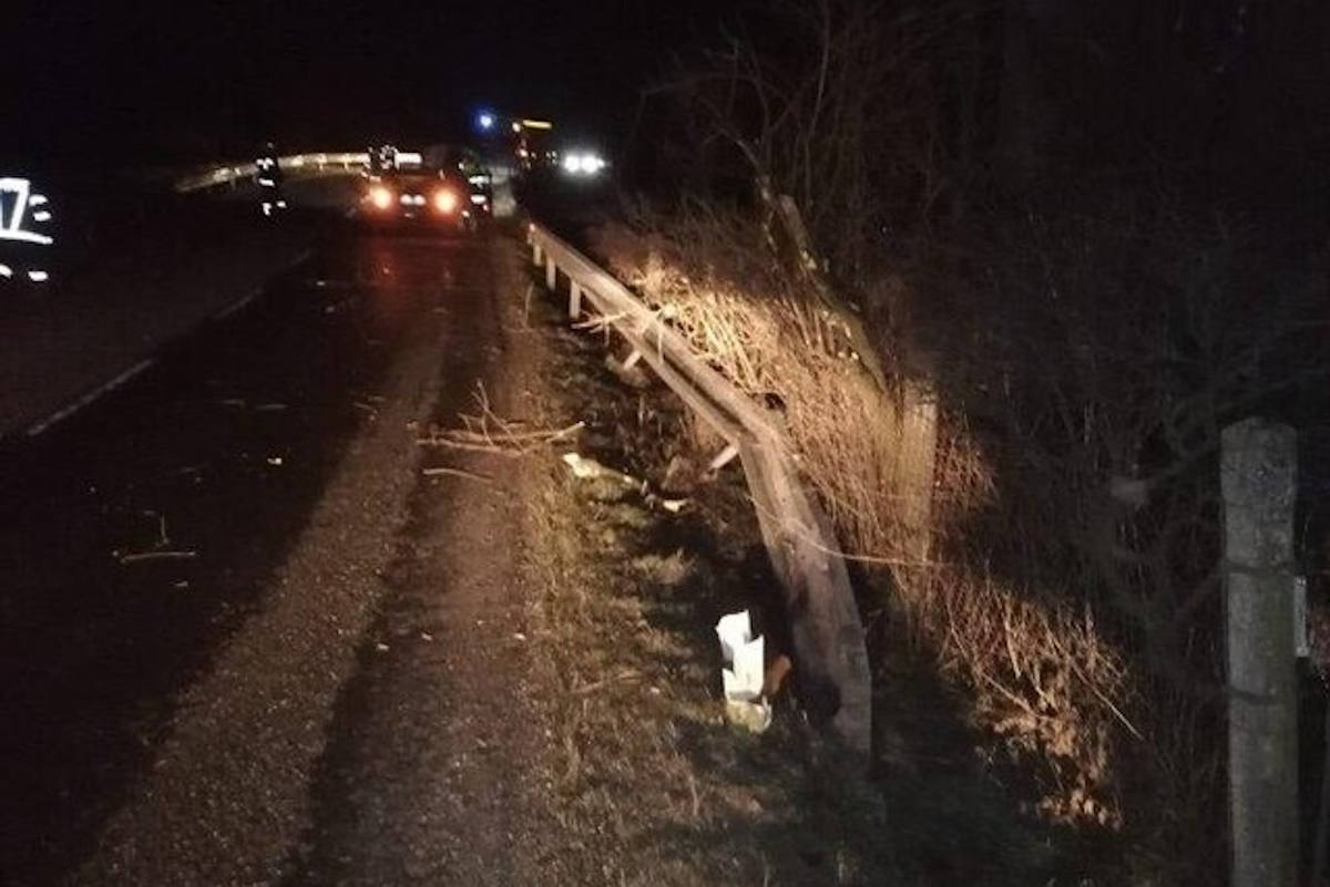 Alkolenker prallte gegen Gartenzaun