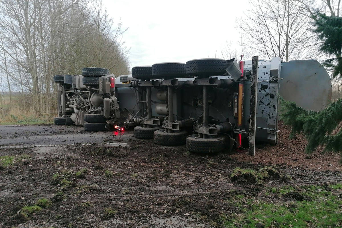 Sattelzug stürzt auf Landesstraße in Drochtersen um