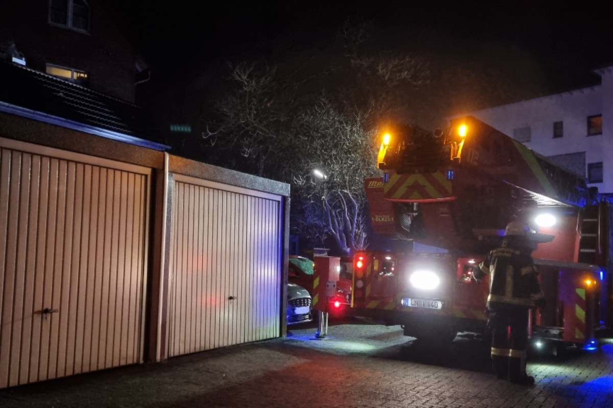 Werne - Großer Sonnenschirm hängt in ca. 10 m Höhe auf einem Dach