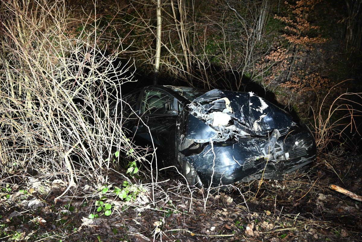 Auto in Baum geprallt in Oberuzwil