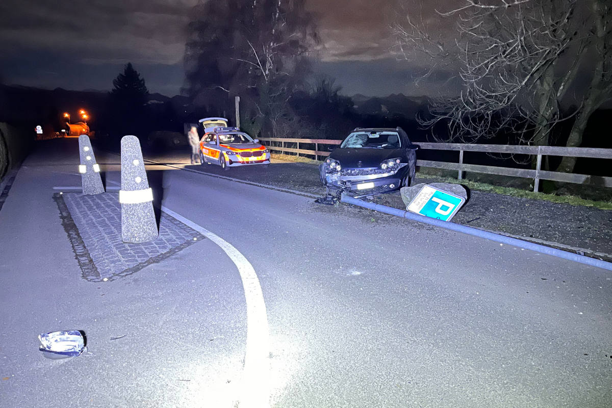 Fahrunfähig mit Strassenlaterne kollidiert in Marbach