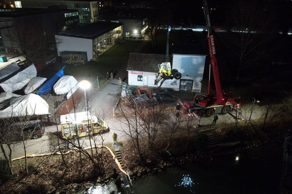 Nidau BE – Schreitbagger in die Zihl gefallen