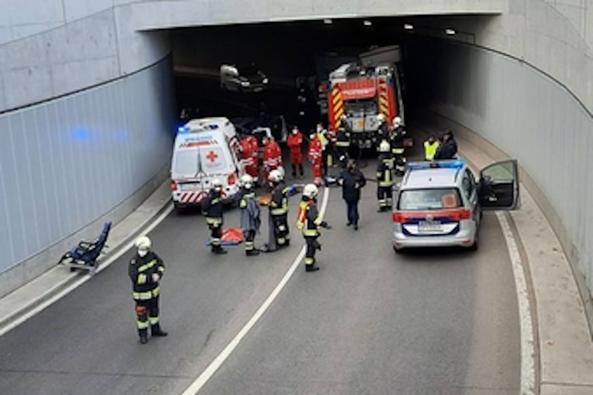 Kollision zwischen Auto und Klein-Lkw