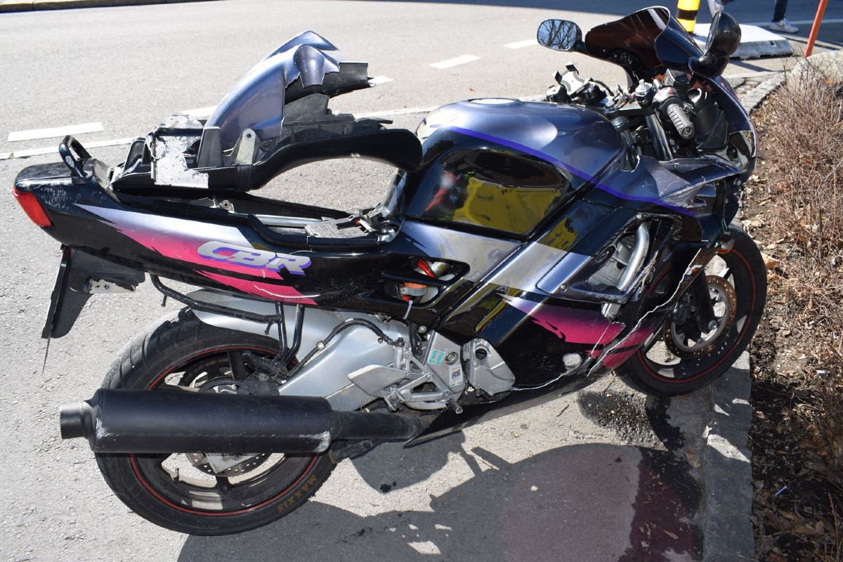 Herisau AR - 19-Jähriger baut ohne Fahrberechtigung Unfall