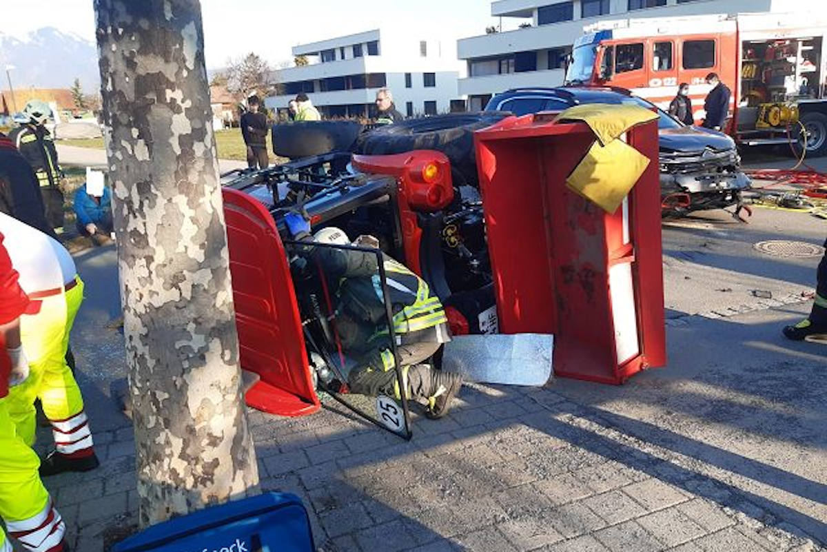 Kollision zwischen Pkw und Traktor in Gisingen
