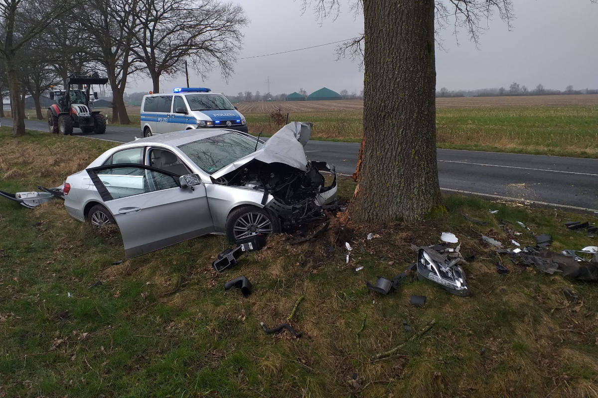 Autofahrer bei Unfall tödlich verletzt