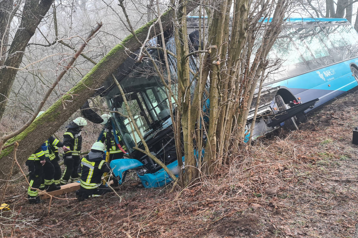 Schulbus mit 30 Kindern verunfallt