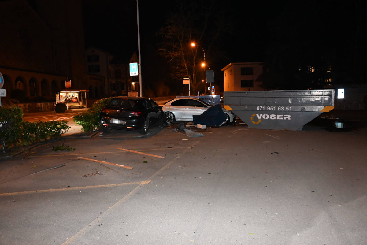 Niederuzwil SG – Erst durch die Hecke und dann in Auto gekracht