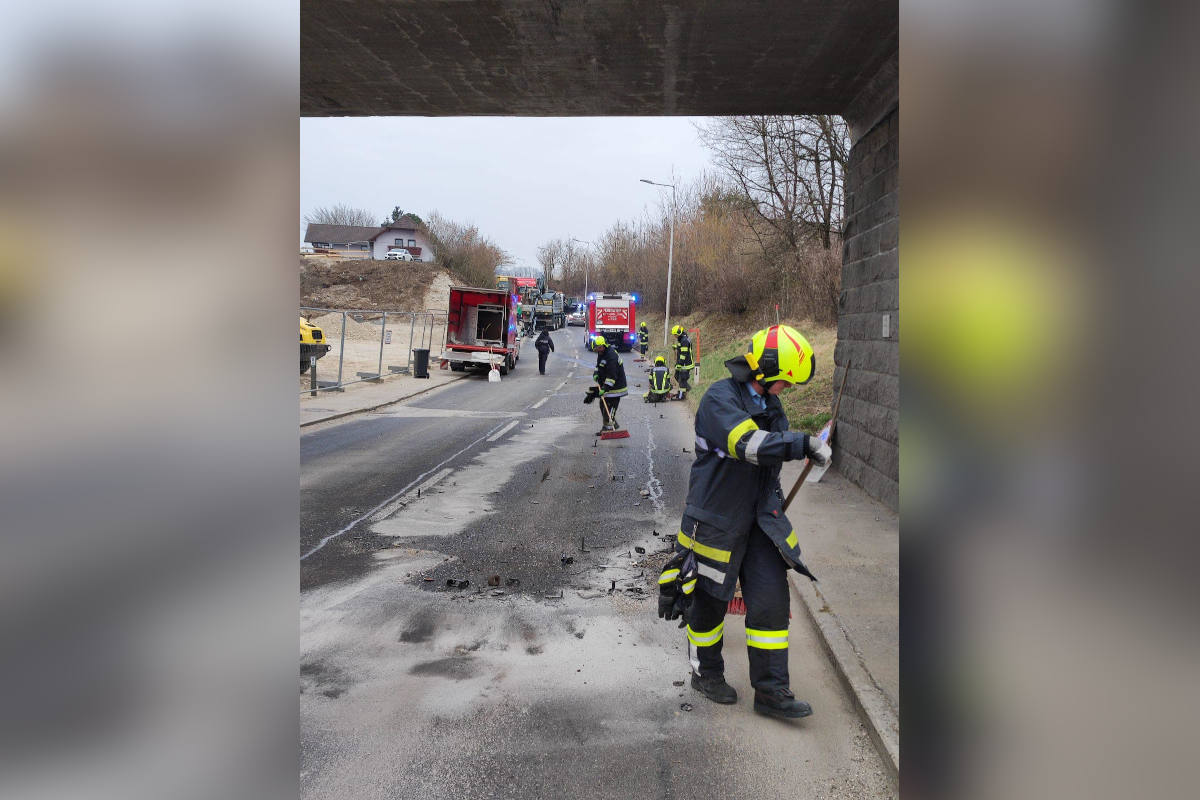Bezirk Wels-Land – Lkw-Lenker kollidierte mit Eisenbahnbrücke