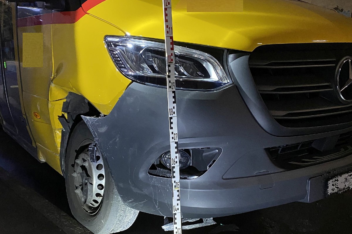 Giebenach BL - Kollision zwischen Bus und Personenwagen