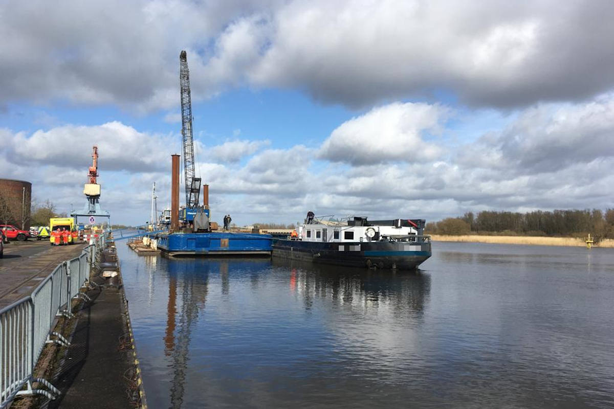 Elsfleth – Binnenschiff kollidiert mit Brückenanfahrung