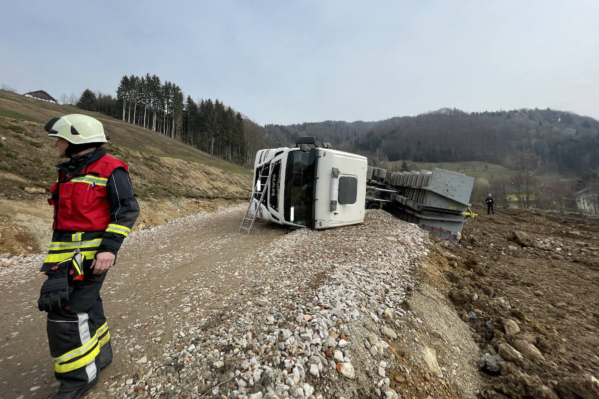 Bezirk Vöcklabruck – Lkw kippte beim Abladen um