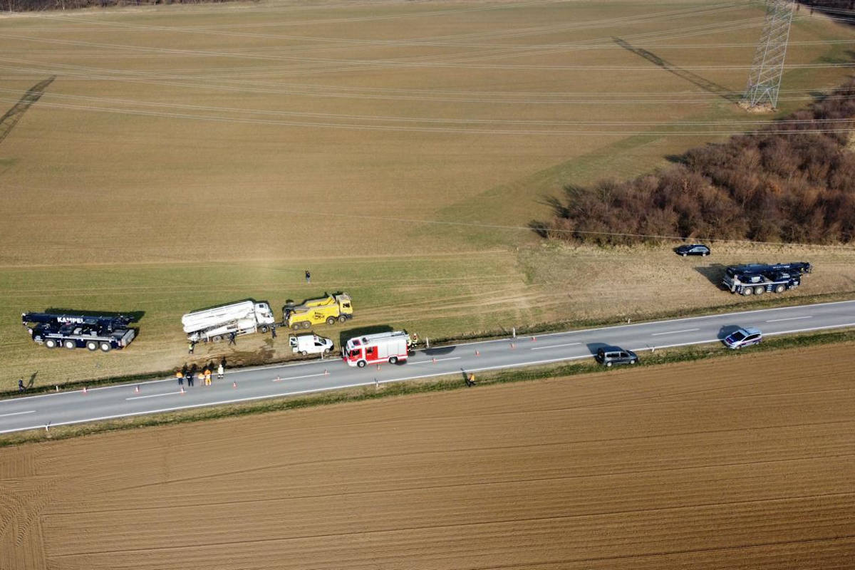 Lastwagen von der Straße abgekommen und umgekippt