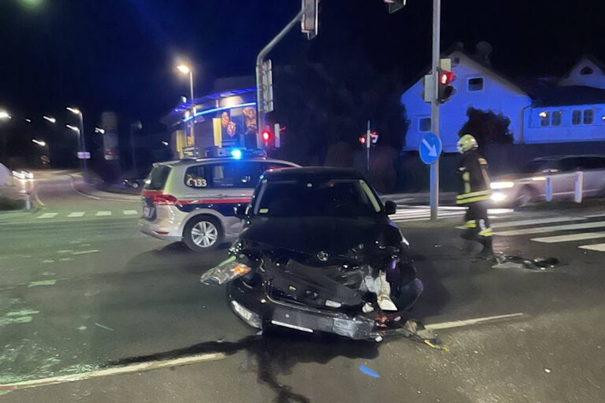 Unfall im Kreuzungsbereich auf der B1 in Vöcklabruck