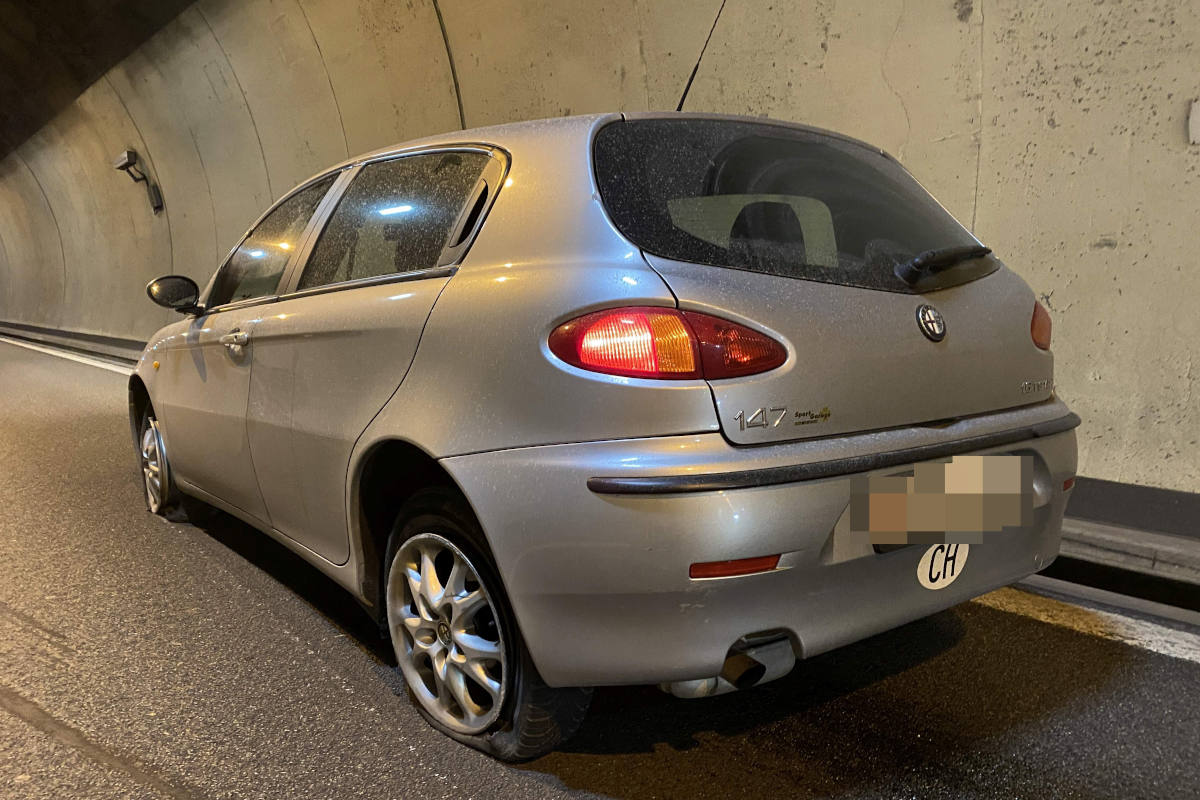 A3 bei Schinznach-Bad – Autolenker prallt gegen Randstein im Habsburgtunnel