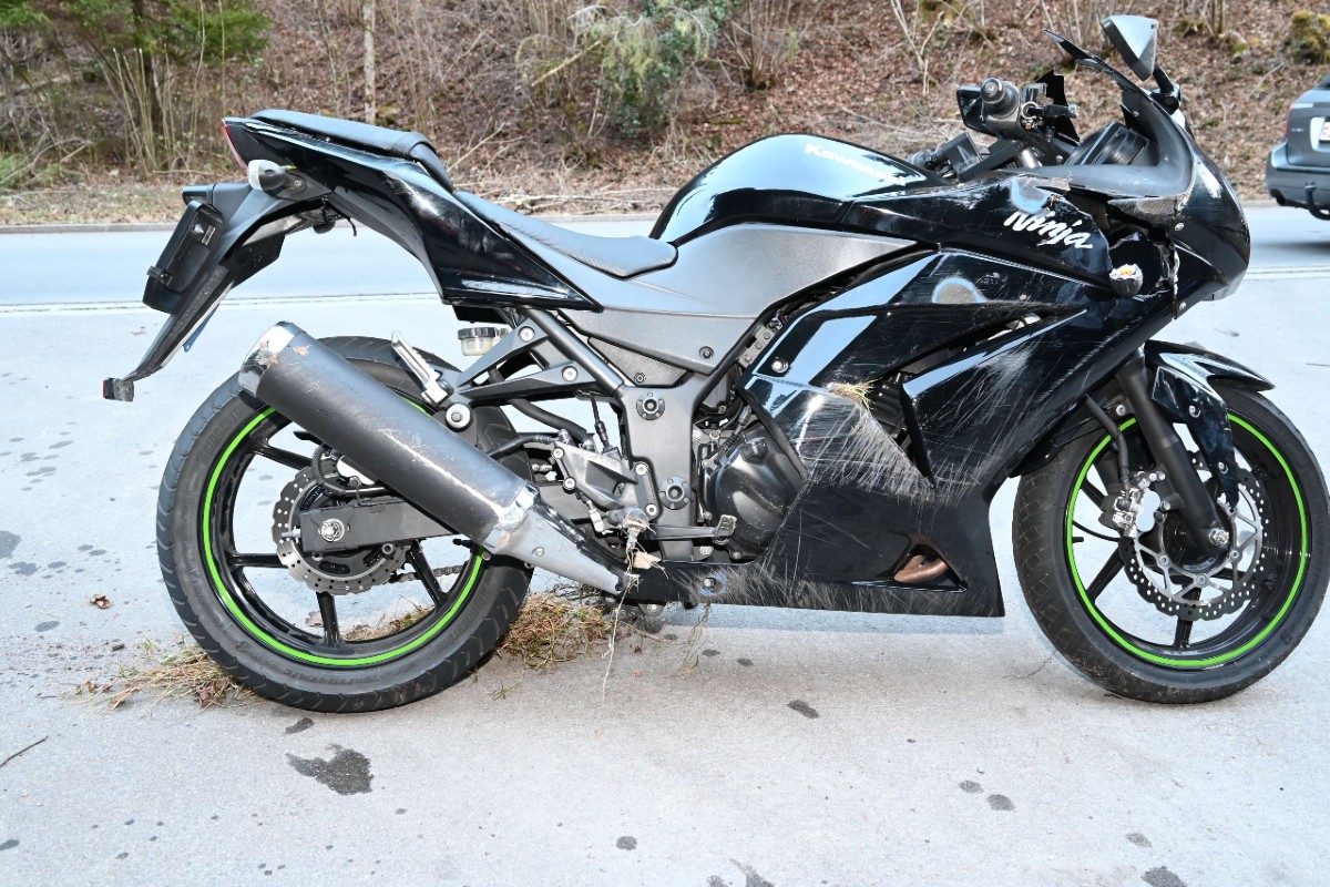 Gähwil SG - 24-Jähriger verliert Kontrolle über Motorrad und verunfallt