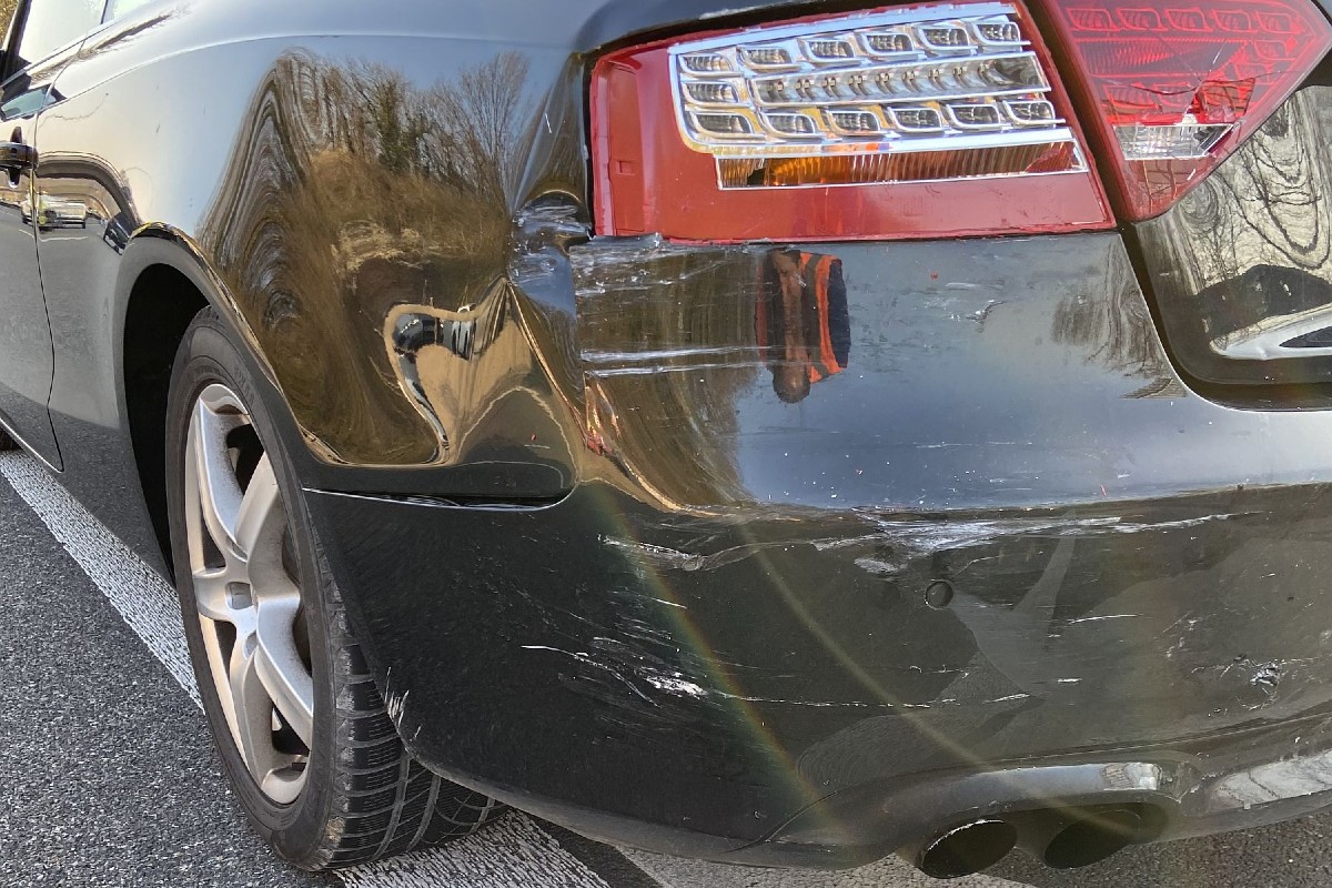 Drei Personen verletzten sich bei den Kollisionen schwer.