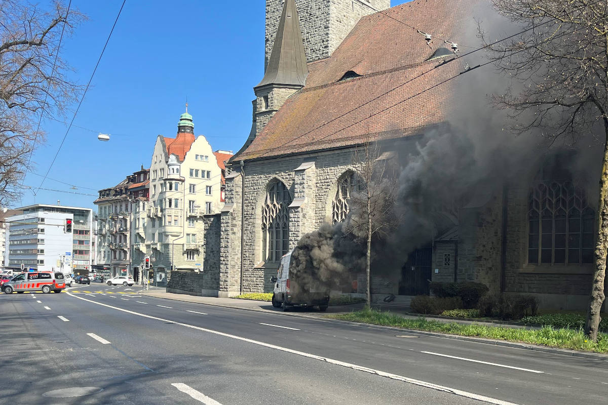 Lieferwagen geriet in Brand