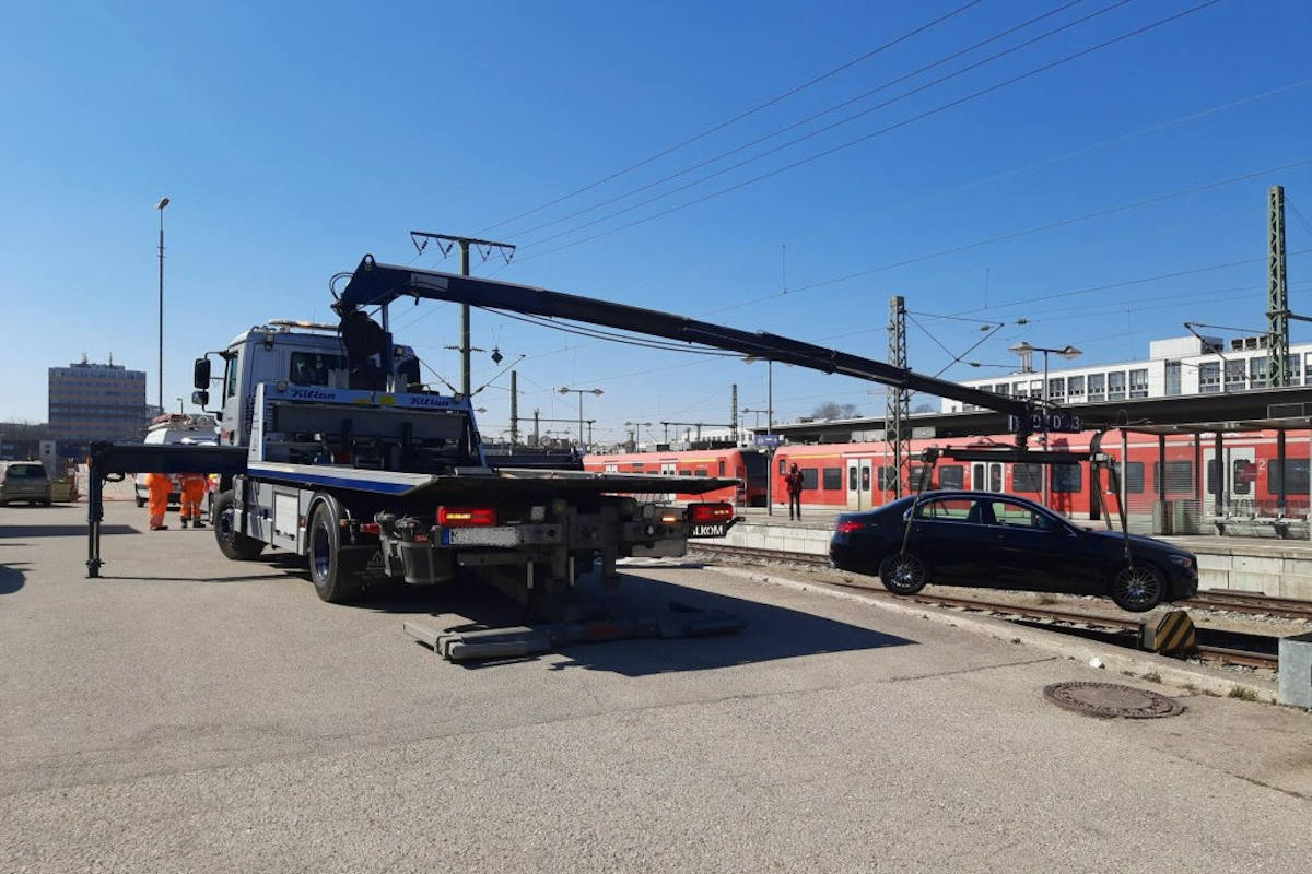 München – Mit dem Auto ins Gleis gefahren - Autokran birgt Fahrzeug