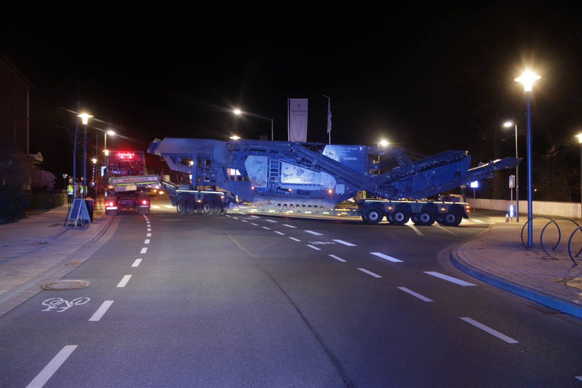 Bad Driburg – Schwertransport bleibt liegen