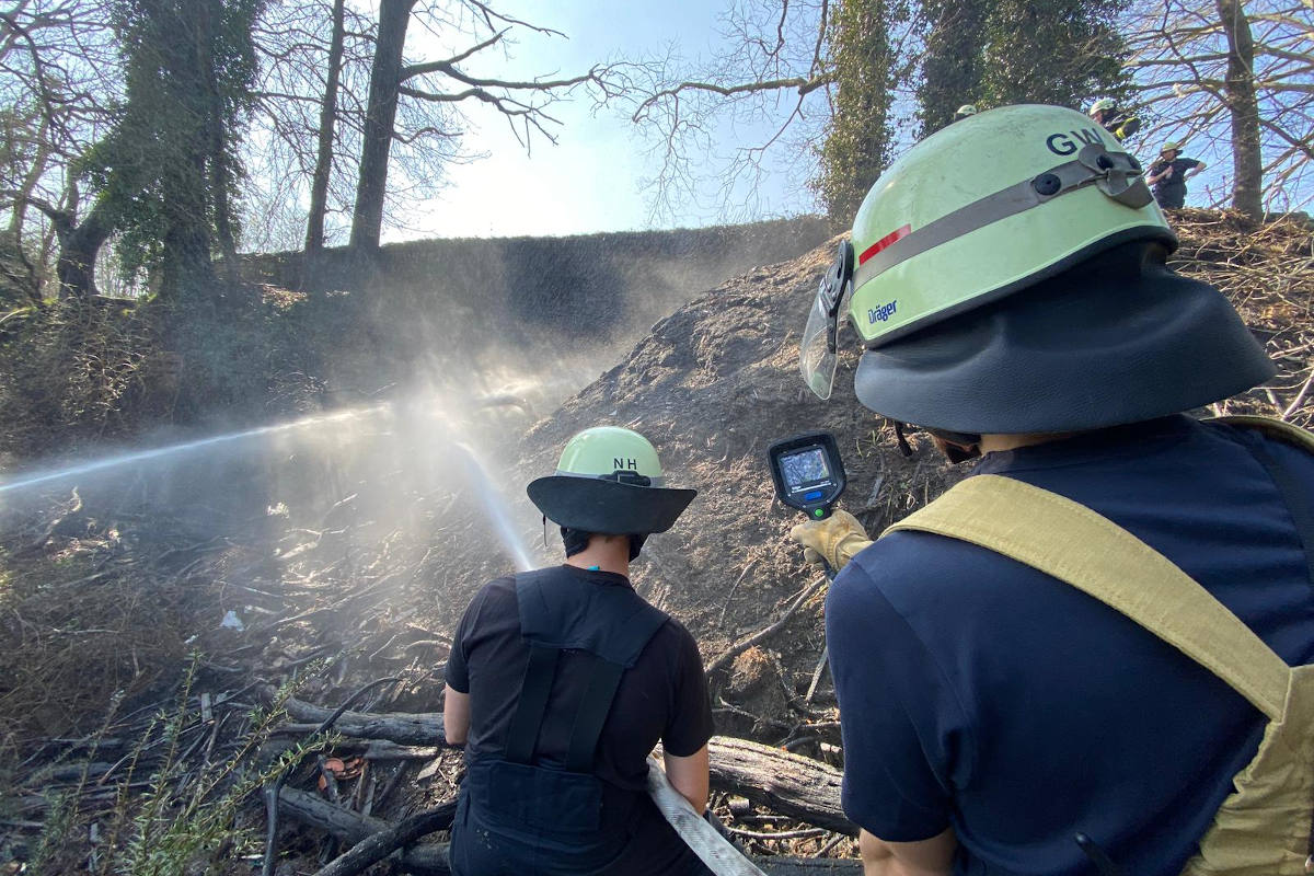 Feuerwehren bekämpfen Waldbrand in Wetter